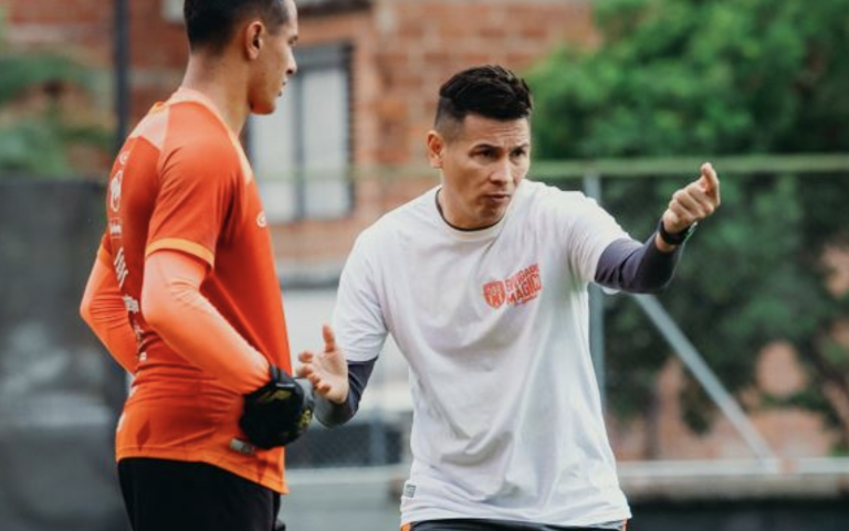 Otro que cae: Envigado despidió al técnico Dayron Pérez